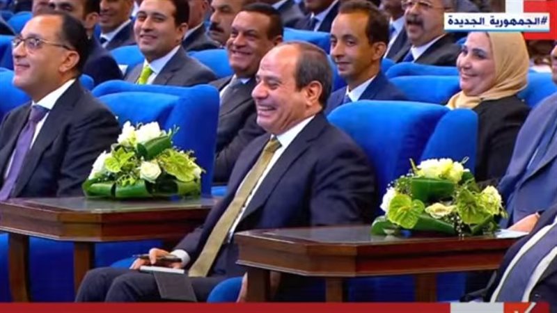 نوبة ضحك للسيسي خلال