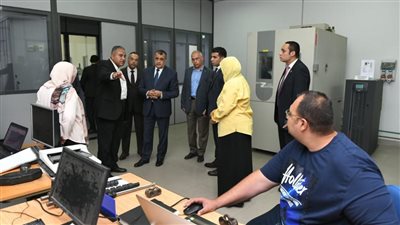 وزير الدولة للإنتاج الحربي يقوم بزيارة تفقدية مفاجئة لمركز التميز العلمي والتكنولوجي