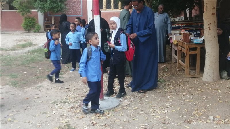 الطلاب بالمدارس،