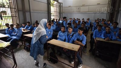 في يومهم العالمي.. هدايا التعليم للمعلمين الجدد.. توقيع قرارات التعاقد للناجحين في مسابقة الـ30 ألف 