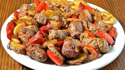  طريقة عمل السجق بالبصل والطماطم، لغداء سريع ولذيذ