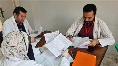 الكشف على 1307 مواطنين خلال قافلة طبية بالبحيرة (صور)