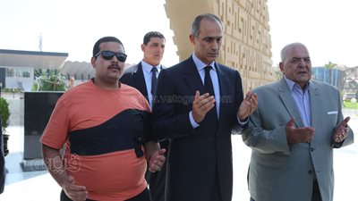 جمال مبارك يقرأ الفاتحة على قبر السادات في احتفالات نصر أكتوبر (صور)