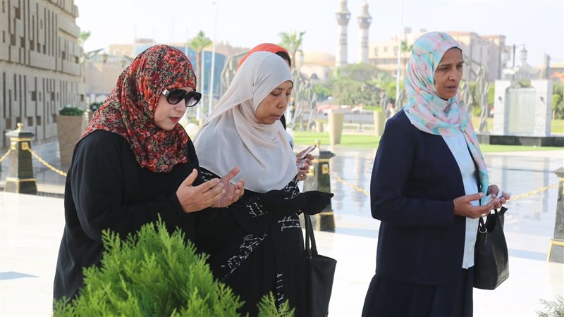 توافد الأهالي على