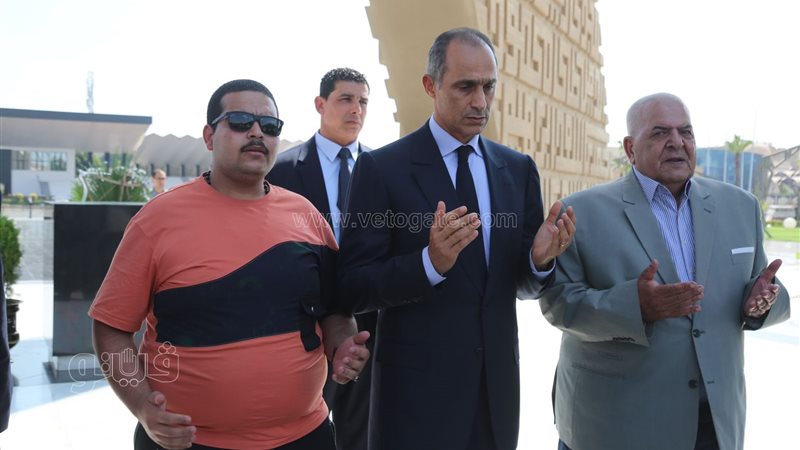 جمال مبارك يقرأ الفاتحة