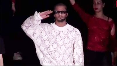 محمد رمضان يطلب من جمهوره بأسوان تقديم التحية للسادات وشهداء حرب أكتوبر (فيديو)