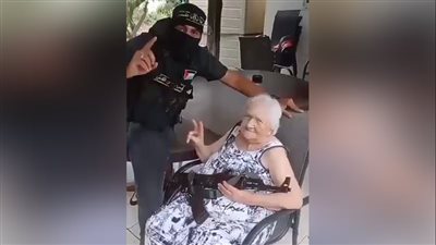 إنسانية العرب، شاهد ماذا فعلت المقاومة الفلسطينية مع أسيرتين مسنتين (فيديو)