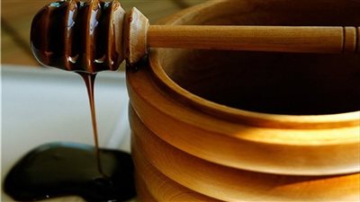 فوائد العسل الأسود على الريق لصحة القلب والجهاز الهضمي والبشرة