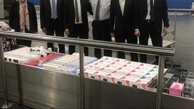 مطار القاهرة يحبط محاولة تهريب فراء ثعالب ومخدرات وأسلحة بحوزة ركاب (صور)