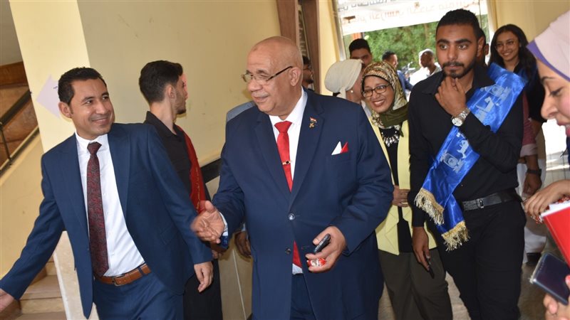رئيس جامعة الأقصر،
