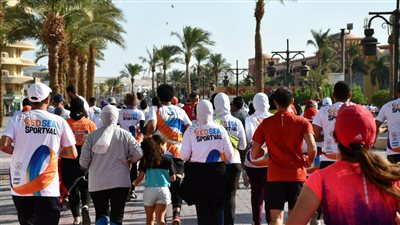 وزير الرياضة يُطلق شارة بدء ماراثون الغردقة ريس للجري
