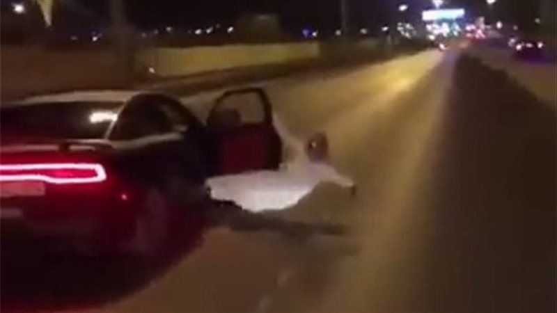 سقوط فتاة من سيارة