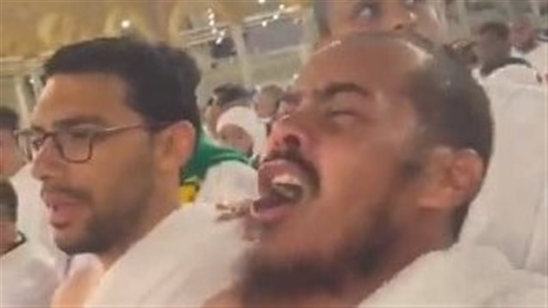 بكى بشدة وقاد المعتمرين