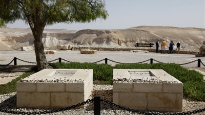 على رأسها قبر بن جوريون، إسرائيل تغلق أماكن سياحية بسبب طوفان صواريخ القسام