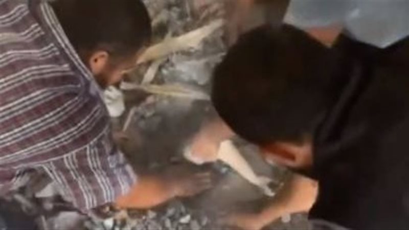 محاولة انتشال طفل