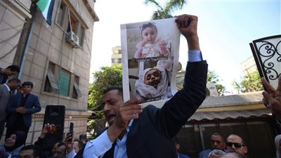 محامون مشاركون في الوقفة التضامنية مع فلسطين يرفعون صورًا لأطفال غزة ( صور)