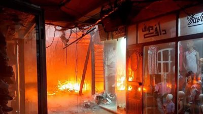 نيابة شبين القناطر تعاين حريق مخزن مواد غذائية وعقار 