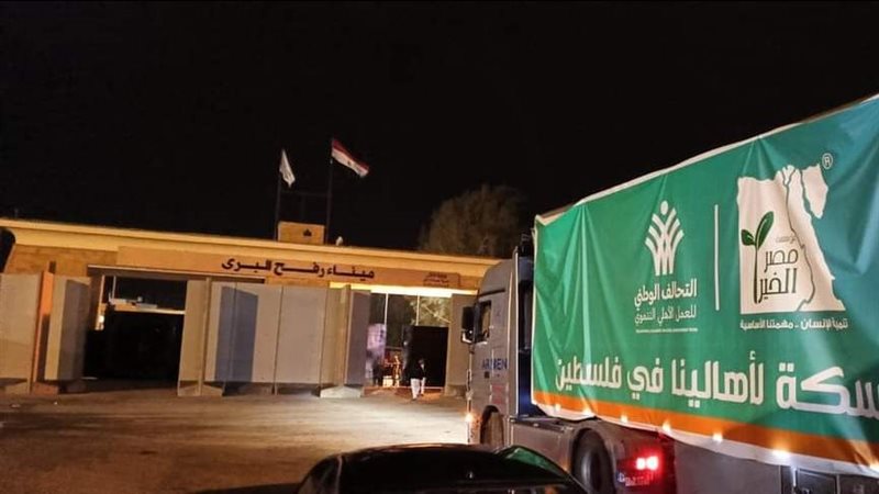 وصول الشاحنات لمعبر