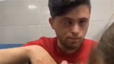 مشاهد مؤثرة لطفل من ذوي الاحتياجات يحاول طمأنة فتاتين مذعورتين بعد قصف مستشفى المعمداني (فيديو)