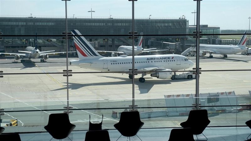 مطار في فرنسا، فيتو