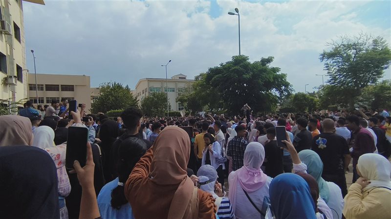 وقفة داخل جامعة المنصورة