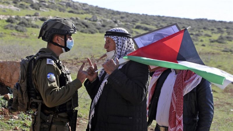 فلسطيني يتحدي جندي