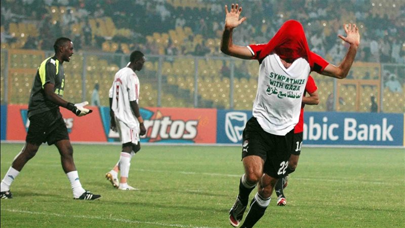 محمد أبو تريكة يرفع