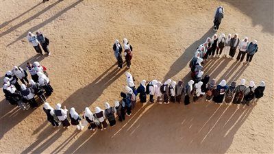 طلاب البحيرة يقفون دقيقة حداد بطابور الصباح تضامنا مع فلسطين (صور) 