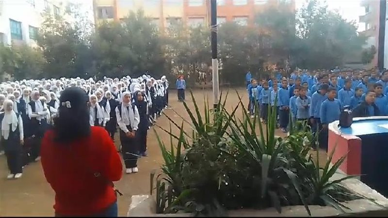 مدارس أسيوط تقف دقيقة