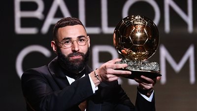 بعد دعم القضية الفلسطينية، حقيقة سحب الكرة الذهبية من كريم بنزيما 