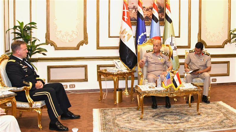 وزير الدفاع يلتقى