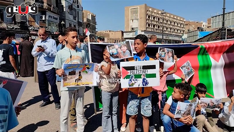 أطفال قنا يحملون