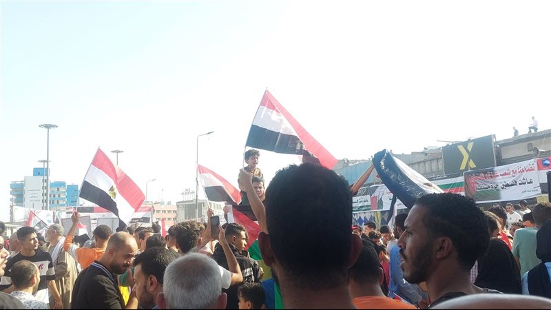 الآلاف يهتفون ضد