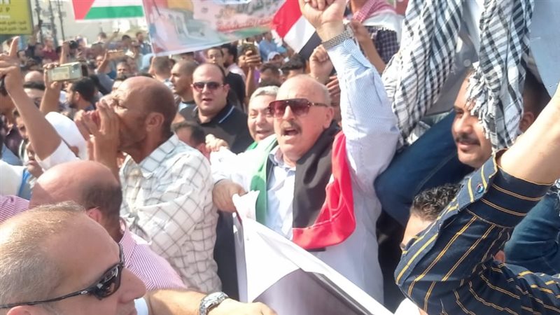 الالف يحتشدون دعما