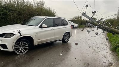 نجم ليفربول ينجو من الموت بعد سقوط عمود إنارة بجوار سيارته