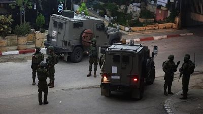 لحظة اقتحام قوات الاحتلال بلدة جبع في الضفة الغربية (فيديو)