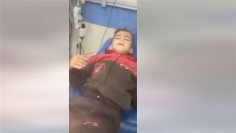 طفل فلسطيني يجري