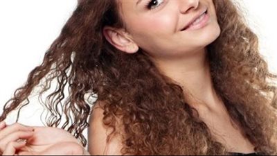 وصفة طبيعية لترطيب الشعر المجعد وتغذيته