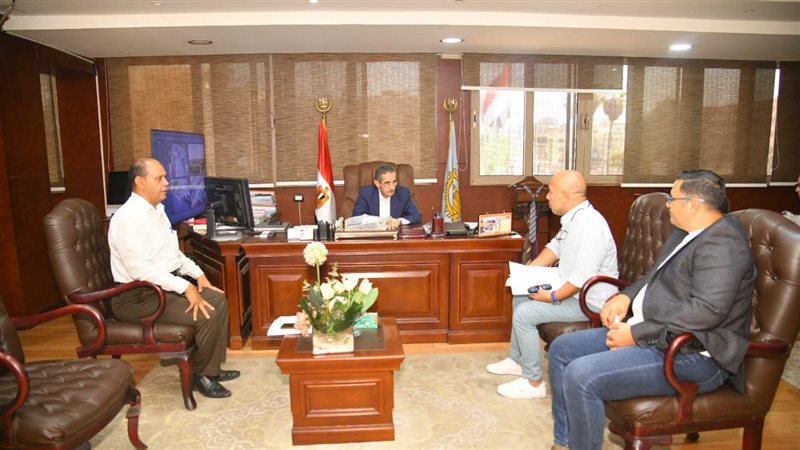 محافظ الغربية يعقد