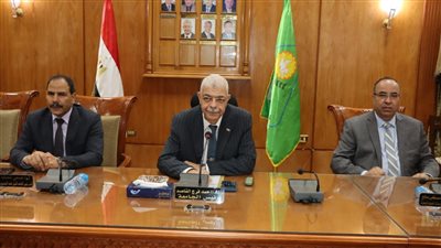 رئيس جامعة المنوفية يترأس اجتماع لجنة المختبرات والأجهزة العلمية 