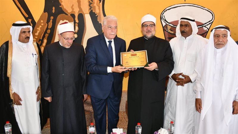وزير الأوقاف يسلم