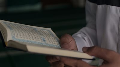 الإفتاء توضح حكم قراءة سورة السجدة في صلاة فجر الجمعة