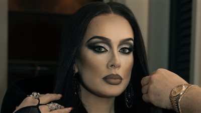اديل تتنكر في زي مورتيسيا آدامز خلال احتفالها بالهالوين (صور)