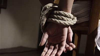كبلت يدها وجلست بجوارها، خطة فتاة وعشيقها لتخدير والدتها وسرقتها بالعمرانية 