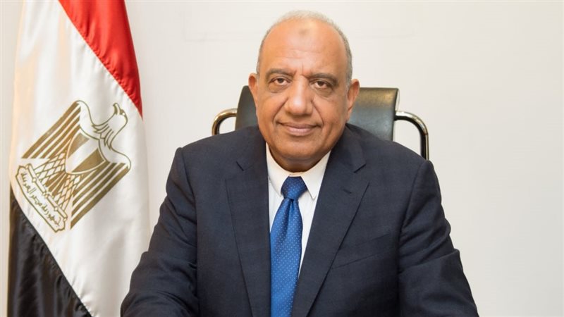 محمود عصمت وزير قطاع