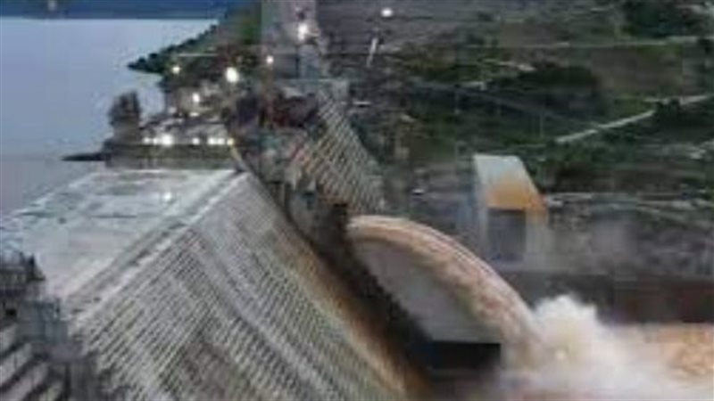 تدفق المياه من بوابة