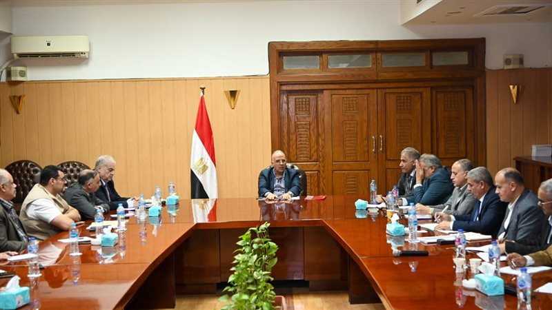 وزير الري يتابع تنفيذ