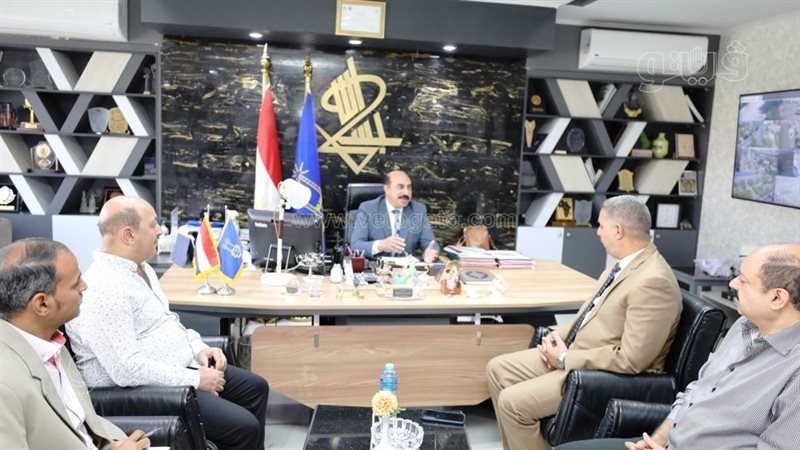محافظ اسوان يناقش