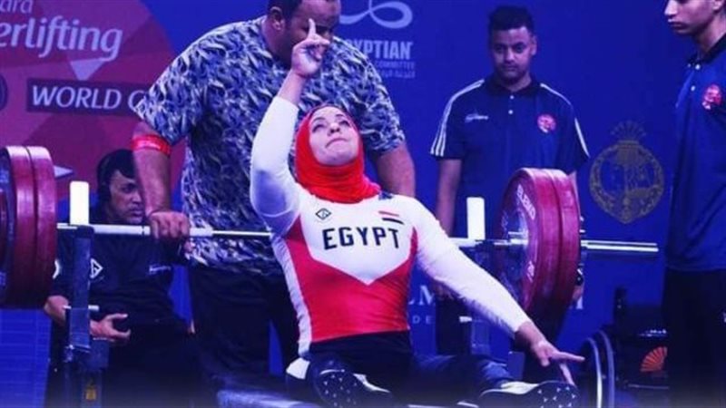 بطلة رفع الأثقال