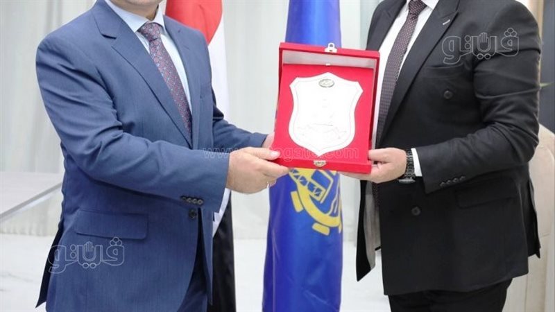محافظ أسوان يلاقى